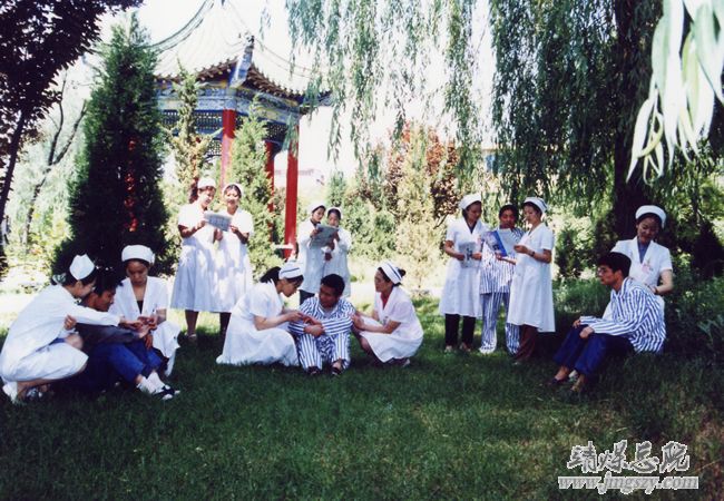 郁郁蒼翠點點花，青青松柏護愛芽_白衣天使溫暖手，灑向人間愛無暇